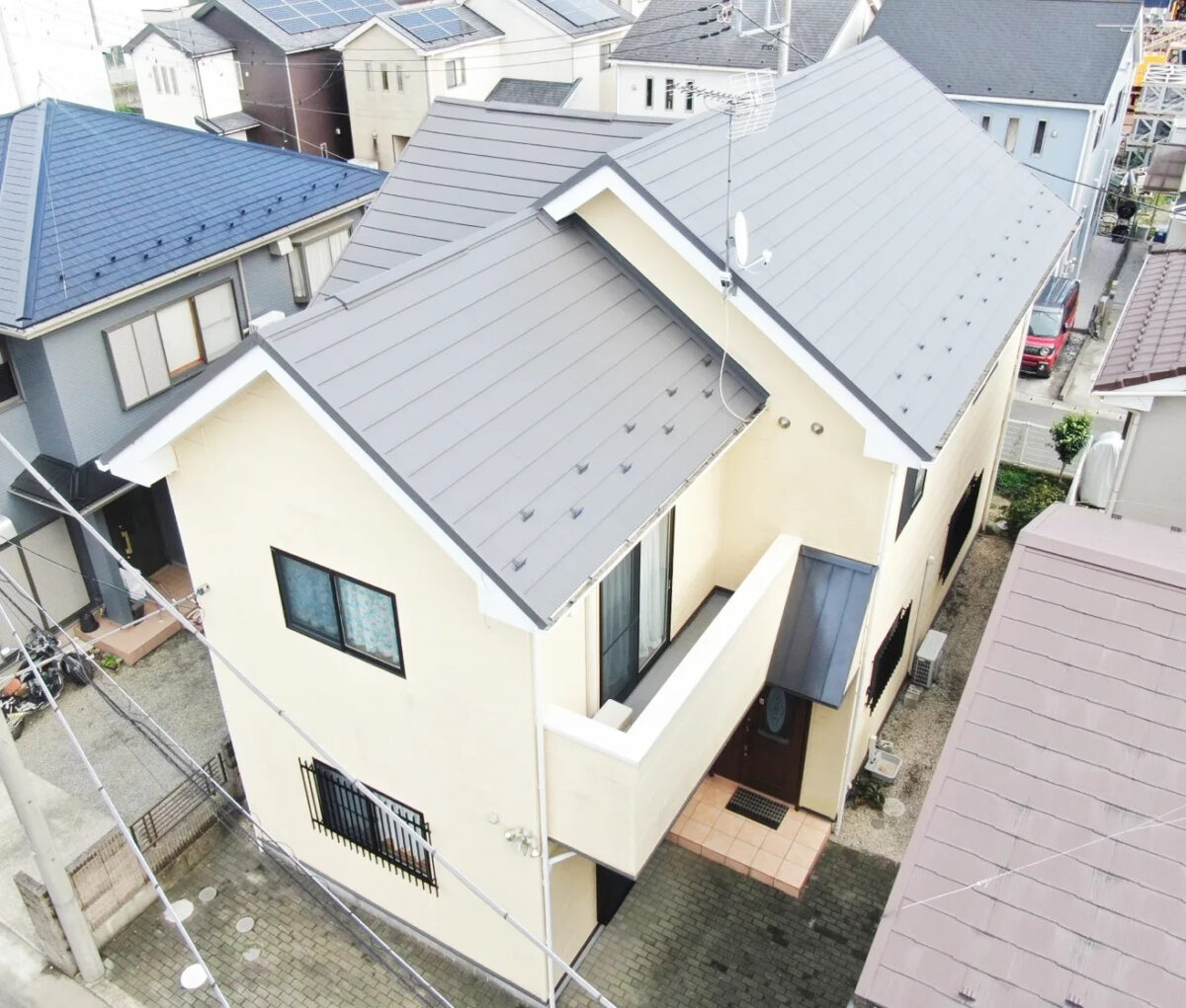 高い耐久性と耐食性でいつまでもきれいな屋根に